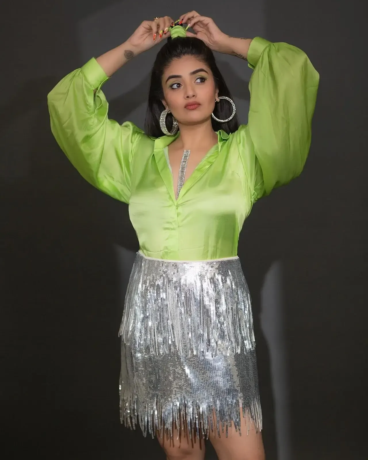 TV ACTRESS SREEMUKHI LONG LEGS SHOW IN MINI GREEN FROCK 5